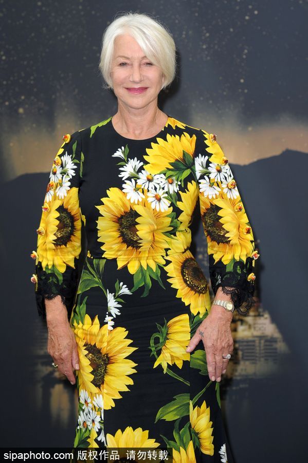 海倫·米倫穿太陽花圖案連身裙優雅有風范