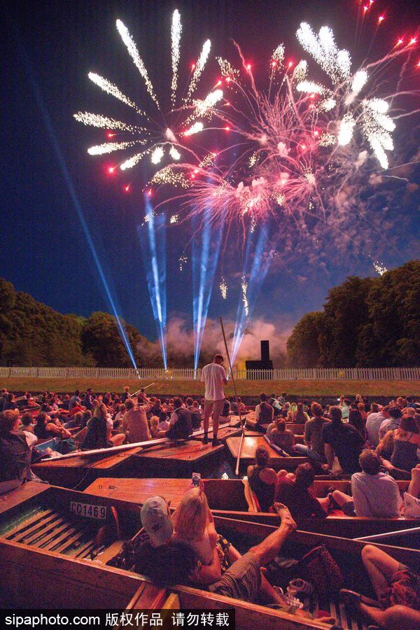 劍橋大學五月舞會煙火盛宴 璀璨奪目點亮夜空