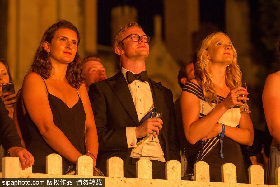 劍橋大學五月舞會煙火盛宴 璀璨奪目點亮夜空