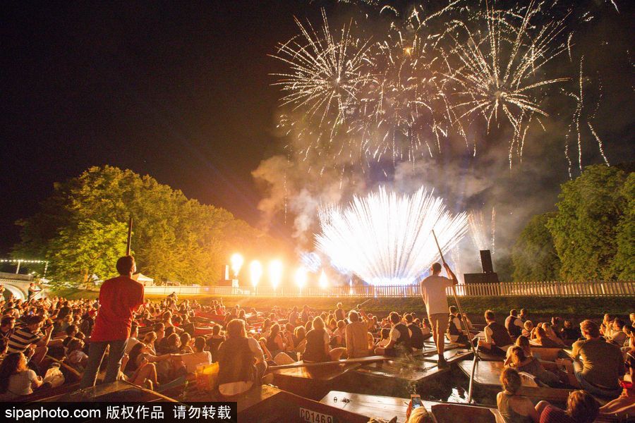 劍橋大學五月舞會煙火盛宴 璀璨奪目點亮夜空