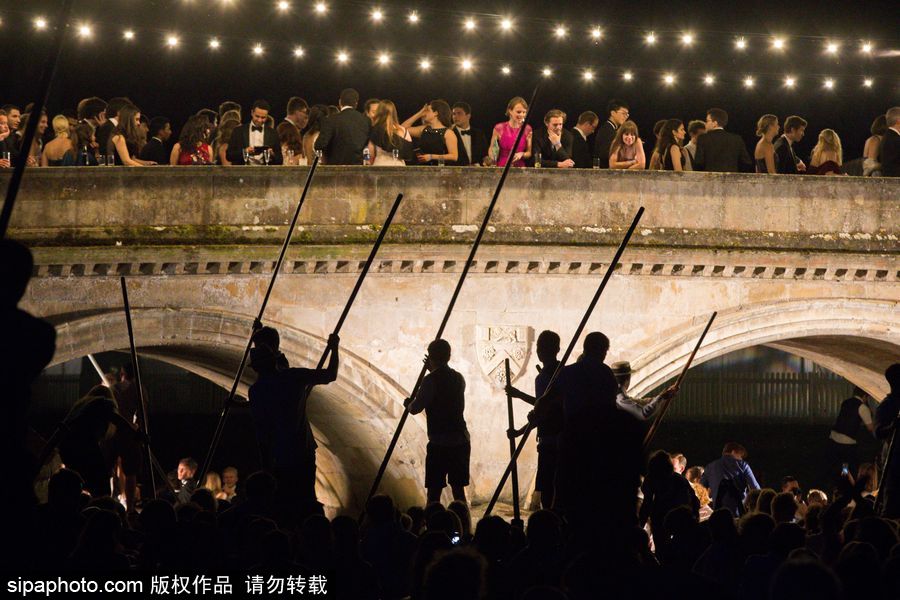 劍橋大學(xué)五月舞會(huì)煙火盛宴 璀璨奪目點(diǎn)亮夜空