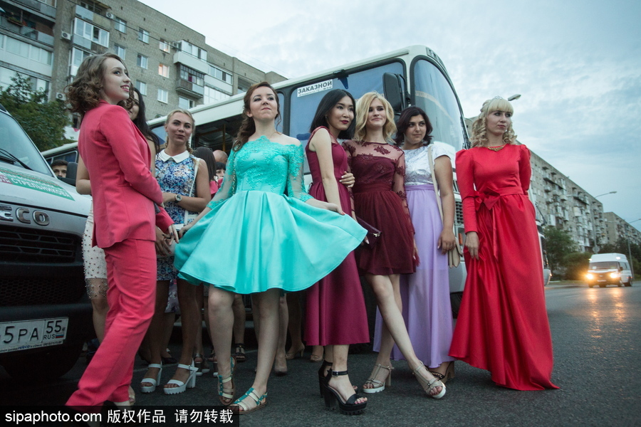 俄羅斯舉行高校畢業舞會 學生盛裝出席不輸模特