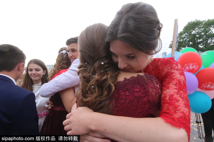 俄羅斯舉行高校畢業(yè)舞會 學(xué)生盛裝出席不輸模特