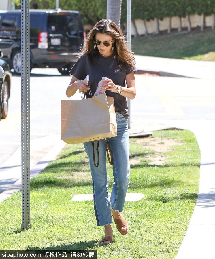 維密超模安布羅休一家出街 女兒安雅金發飄飄美貌吸睛