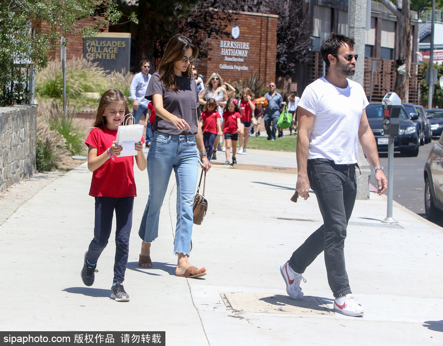 維密超模安布羅休一家出街 女兒安雅金發飄飄美貌吸睛