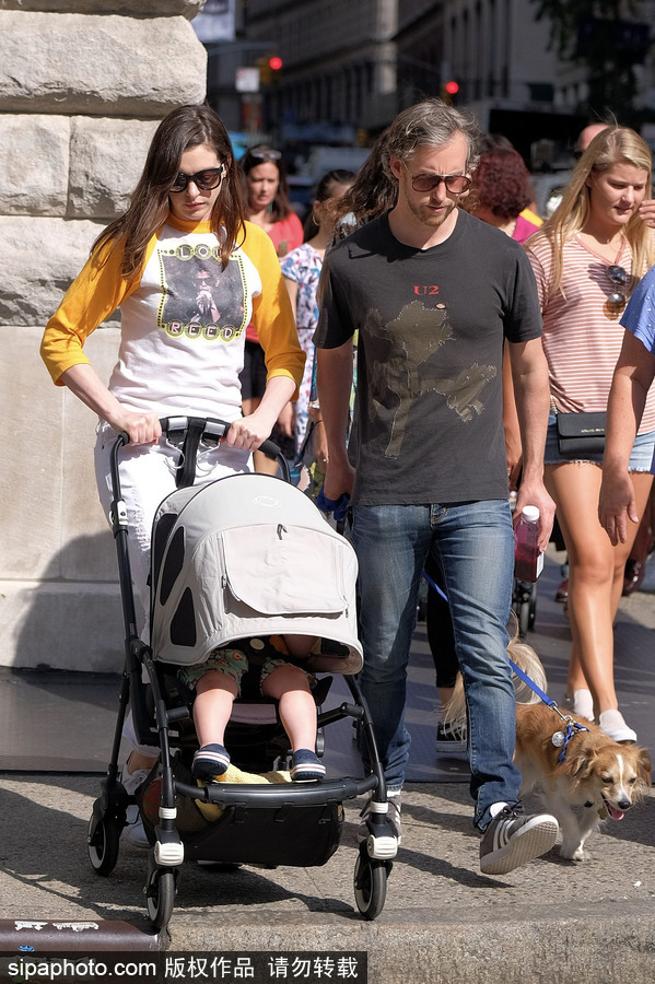 安妮·海瑟薇夫婦手推嬰兒車街頭散步滿滿幸福感