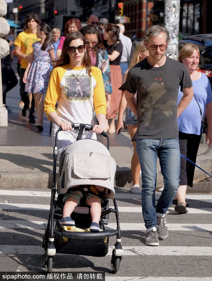 安妮·海瑟薇夫婦手推嬰兒車(chē)街頭散步滿(mǎn)滿(mǎn)幸福感
