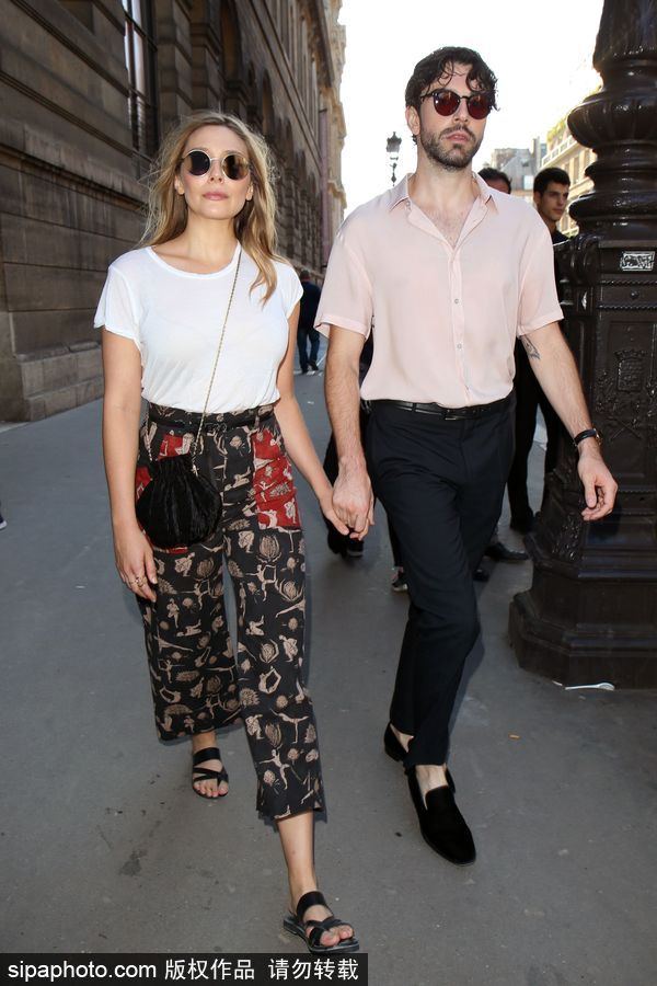 2017巴黎高定時裝周秋冬：伊麗莎白·奧爾森牽手男友甜蜜現身