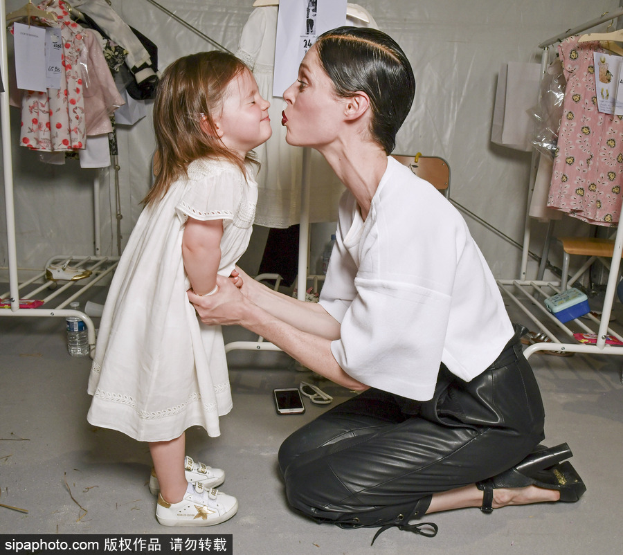 2017巴黎高定時(shí)裝周秋冬：超?？煽?#183;羅恰后臺(tái)與女兒玩耍母愛十足