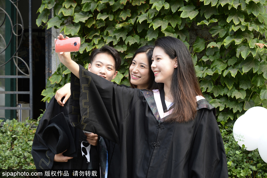 中戲舉行2017屆畢業典禮 畢業生擺poss畫面超養眼