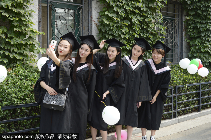 中戲舉行2017屆畢業典禮 畢業生擺poss畫面超養眼