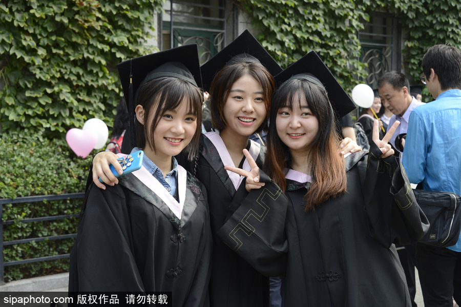 中戲舉行2017屆畢業典禮 畢業生擺poss畫面超養眼