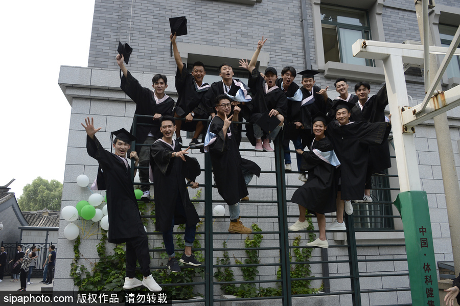 中戲舉行2017屆畢業典禮 畢業生擺poss畫面超養眼