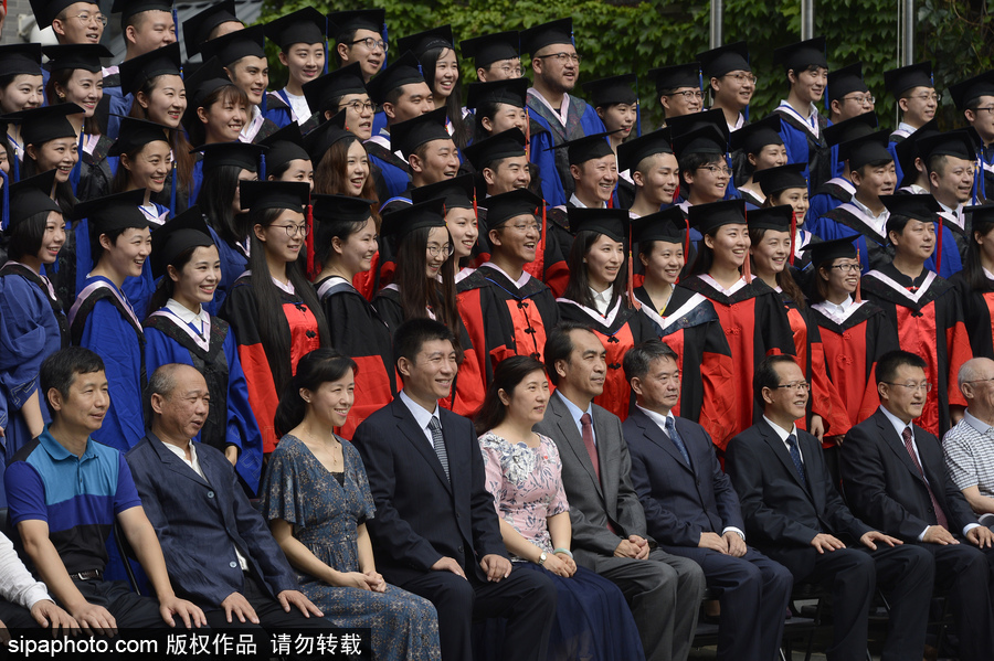 中戲舉行2017屆畢業典禮 畢業生擺poss畫面超養眼