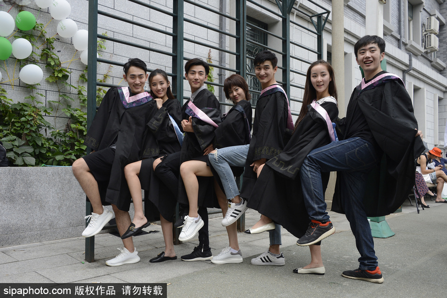 中戲舉行2017屆畢業典禮 畢業生擺poss畫面超養眼