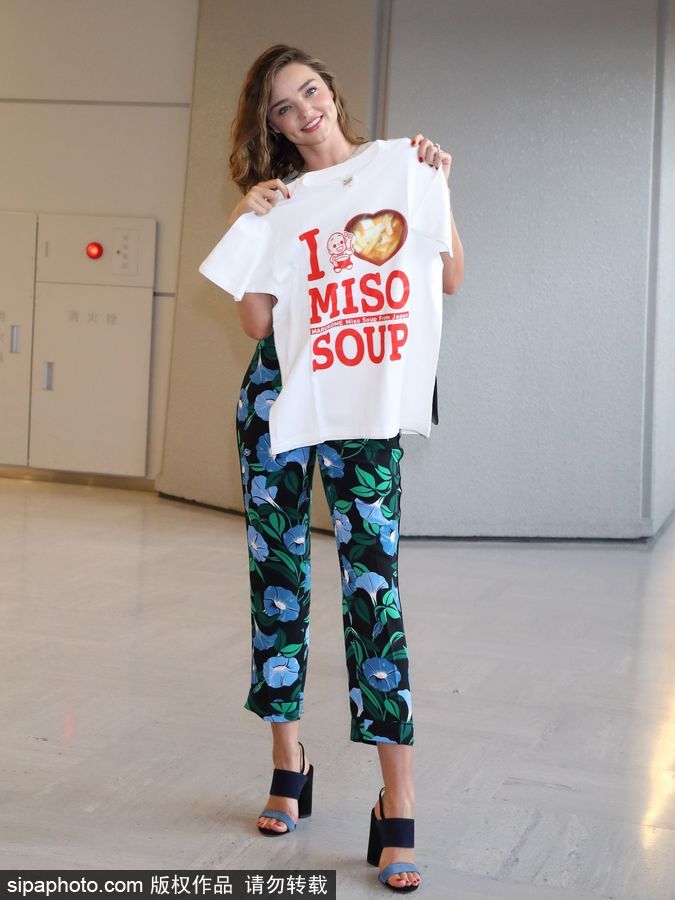 米蘭達·可兒手舉“味增湯”T恤 笑容甜美優雅迷人