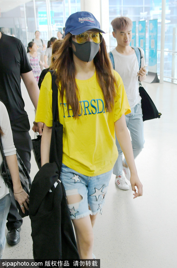 關曉彤黃T短褲踩拖鞋現(xiàn)身上海機場 獲眾人護駕見鏡頭比V賣萌