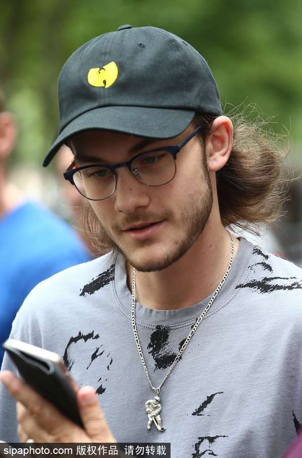 2017巴黎高定時裝周秋冬：席琳·迪翁帥氣大兒子出街人氣高漲 簽名全家福照片畫面感人