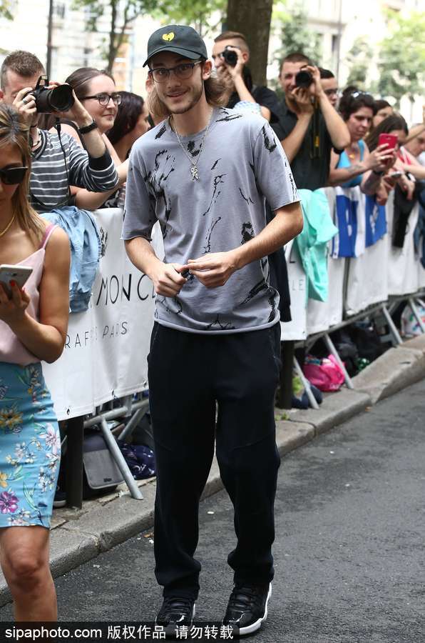 2017巴黎高定時(shí)裝周秋冬：席琳·迪翁帥氣大兒子出街人氣高漲 簽名全家福照片畫面感人