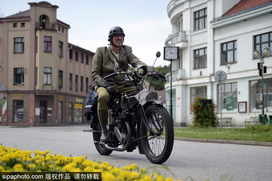 捷克舉行古董車游行 民眾身著復古服裝穿行街道