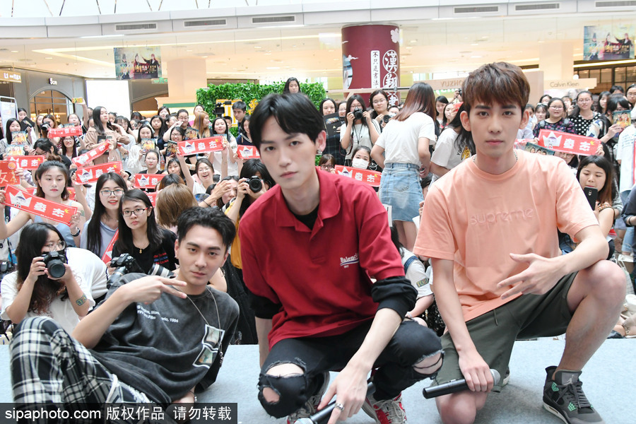 《刺客列傳》寫真書上海簽售 查杰、薛翔勻、劉彤現身與粉絲親密互動