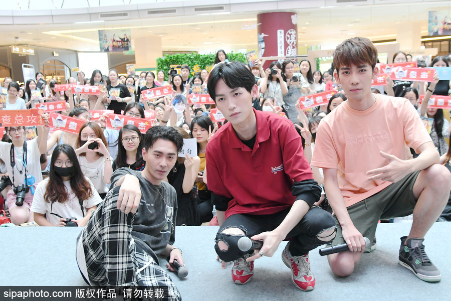 《刺客列傳》寫真書上海簽售 查杰、薛翔勻、劉彤現身與粉絲親密互動