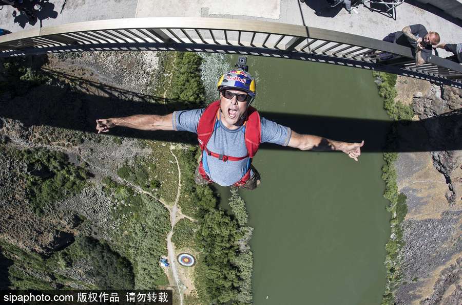 大神請收下我的膝蓋！美國跳傘高手24小時內瘋狂跳傘63次創造世界紀錄