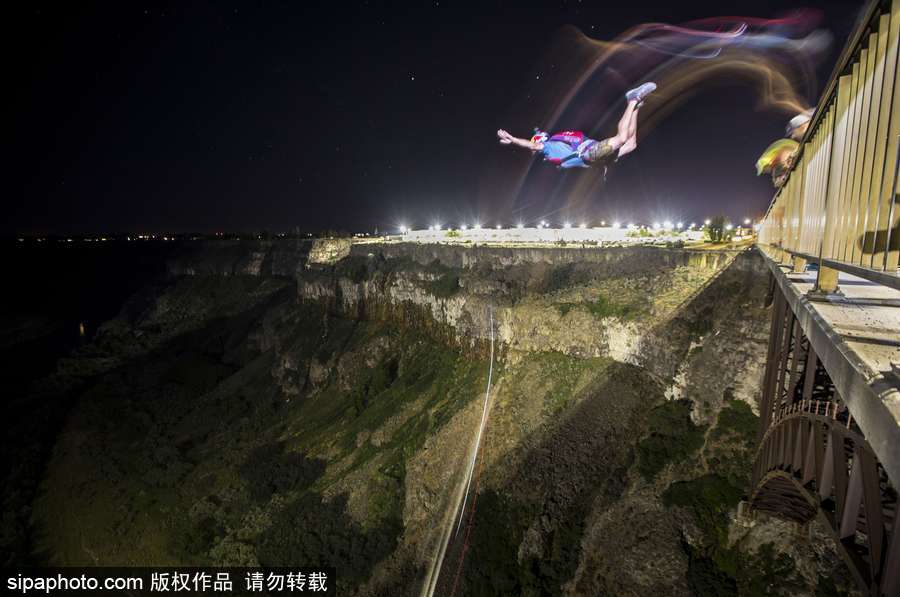 大神請(qǐng)收下我的膝蓋！美國(guó)跳傘高手24小時(shí)內(nèi)瘋狂跳傘63次創(chuàng)造世界紀(jì)錄