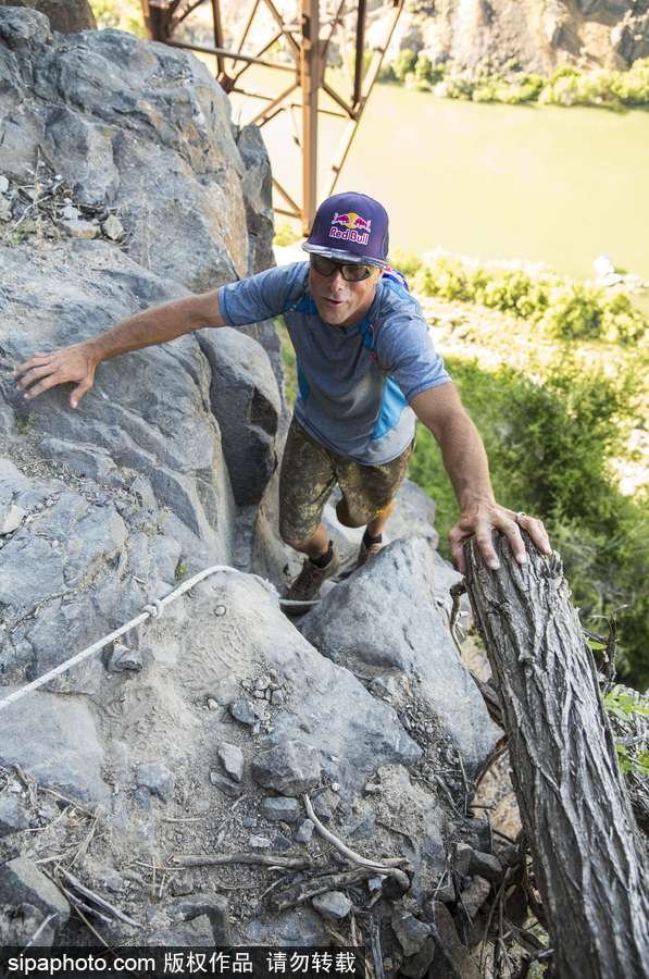 大神請收下我的膝蓋！美國跳傘高手24小時內瘋狂跳傘63次創造世界紀錄