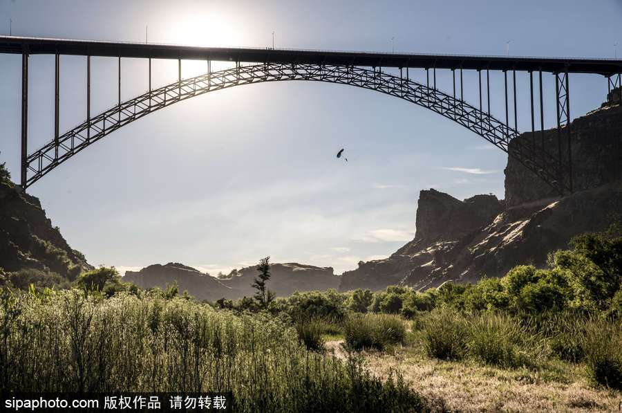 大神請收下我的膝蓋！美國跳傘高手24小時內瘋狂跳傘63次創造世界紀錄