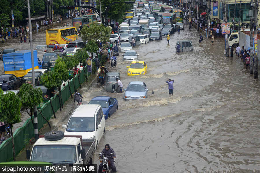 孟加拉國暴雨導致洪水泛濫 街頭交通癱瘓