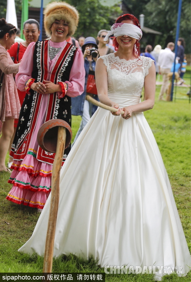 俄羅斯民眾慶祝薩班推節 “枕頭大戰”挑水桶等競賽激烈上演