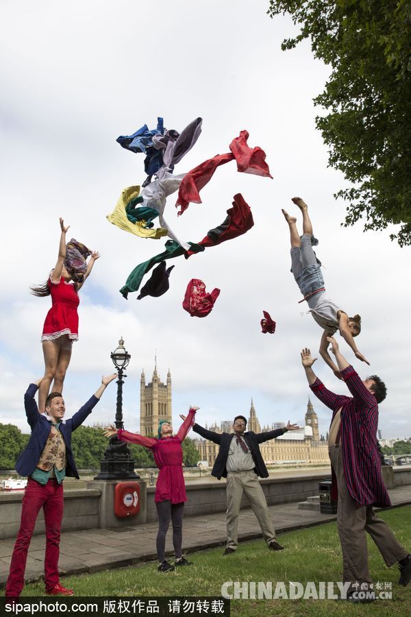 這才叫“放飛自我” 馬戲團成員倫敦街頭上演花式空翻