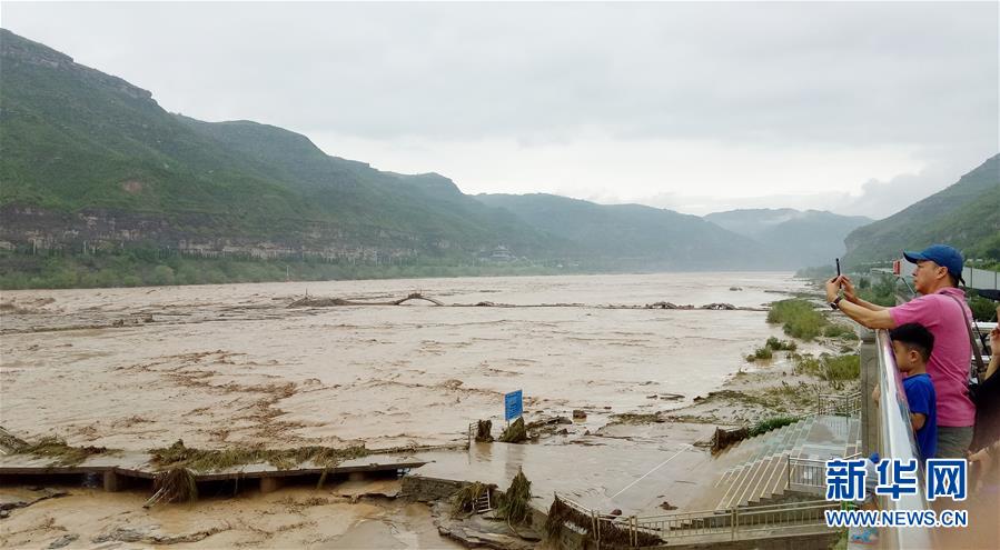 今年最大洪峰過境壺口瀑布 巨浪滔天場面壯觀