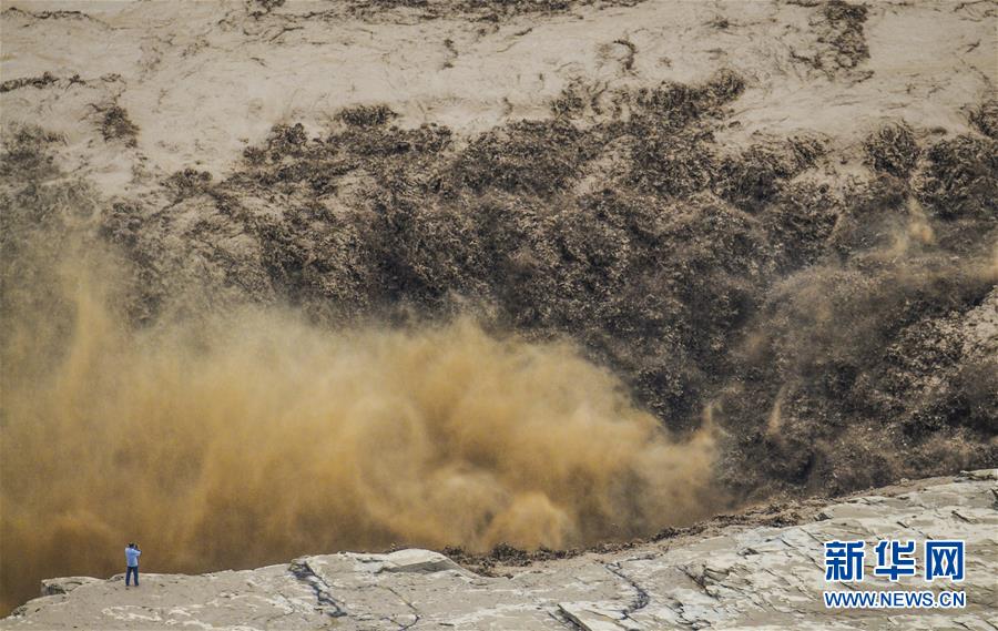 今年最大洪峰過境壺口瀑布 巨浪滔天場面壯觀