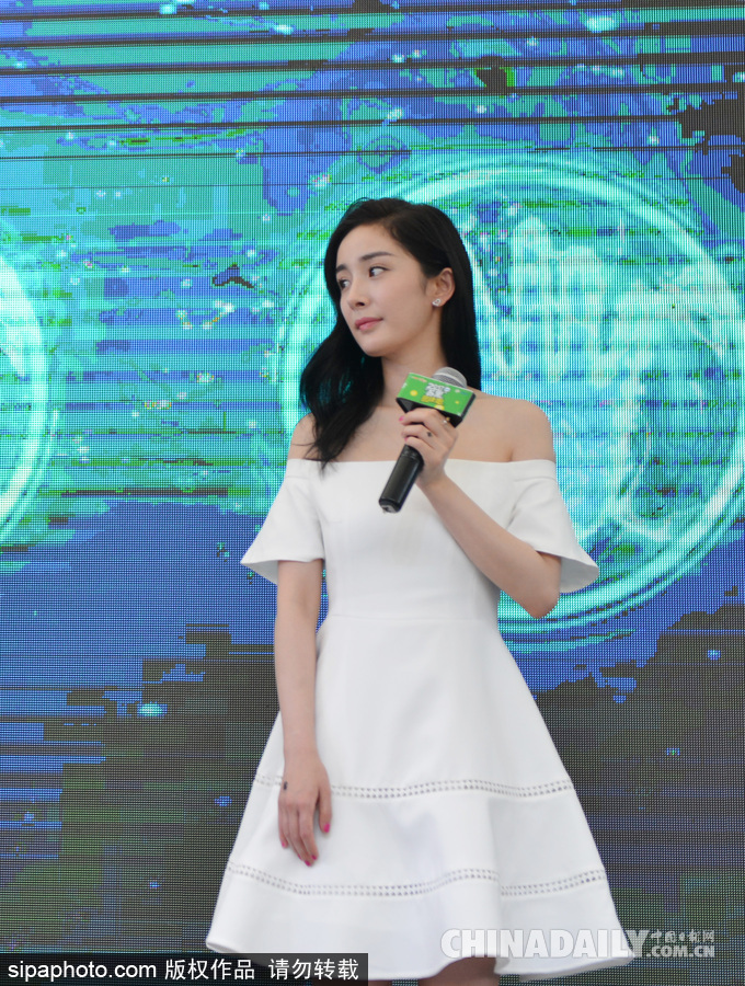 楊冪空降南京引發粉絲圍觀 一身白色露肩短裙小清新