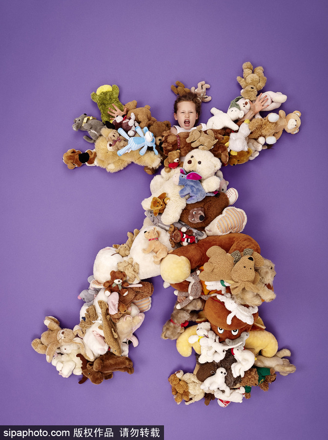 想象力飛出天際 衛生紙拖鞋玩具打造的”怪獸英雄“世界