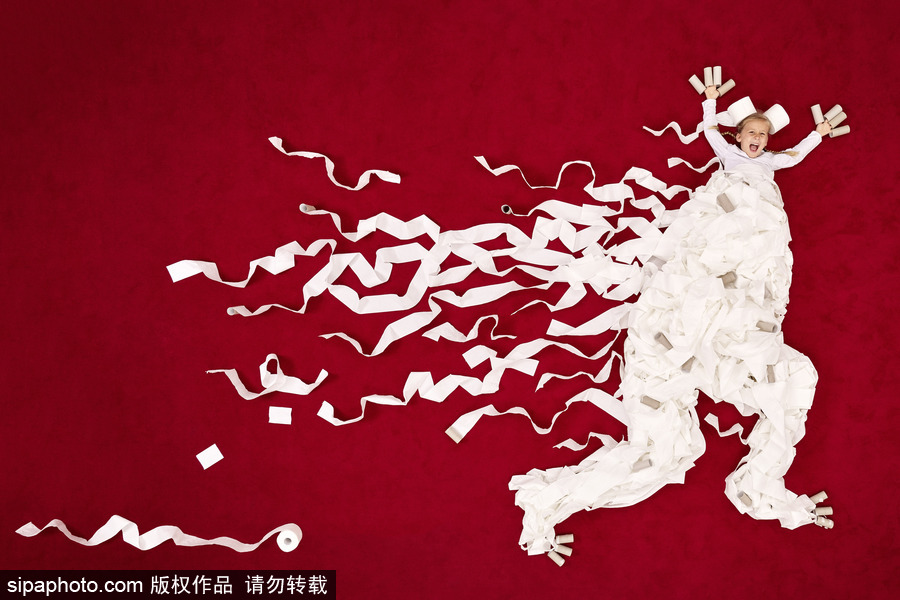 想象力飛出天際 衛生紙拖鞋玩具打造的”怪獸英雄“世界