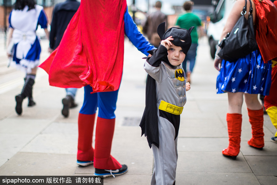 英國曼徹斯特動漫展 蜘蛛俠蝙蝠俠街頭穿梭似“穿越”
