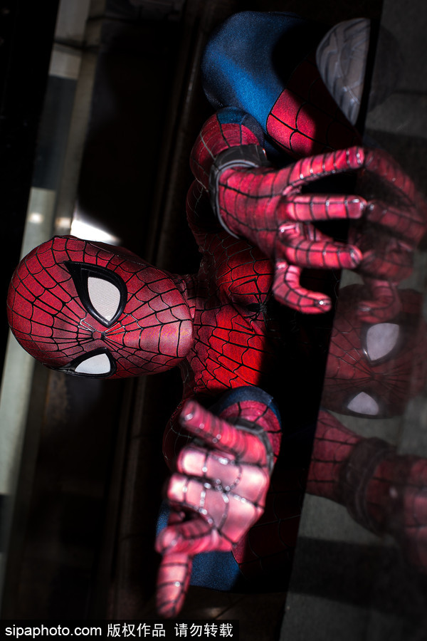 英國曼徹斯特動(dòng)漫展 蜘蛛俠蝙蝠俠街頭穿梭似“穿越”