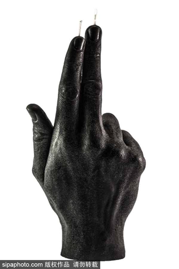 你認出這是蠟燭了嗎？立陶宛一公司推出人手型蠟燭可燃燒20小時