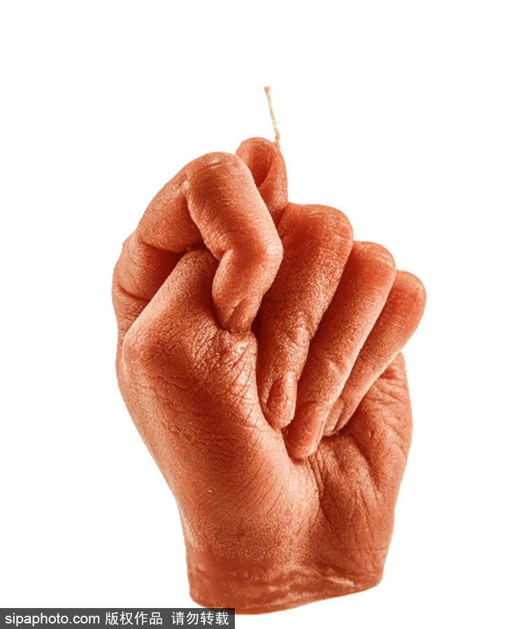 你認出這是蠟燭了嗎？立陶宛一公司推出人手型蠟燭可燃燒20小時