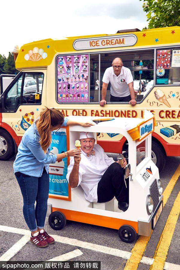 太迷你了！世界最小冰淇淋車亮相似來自“小人國”