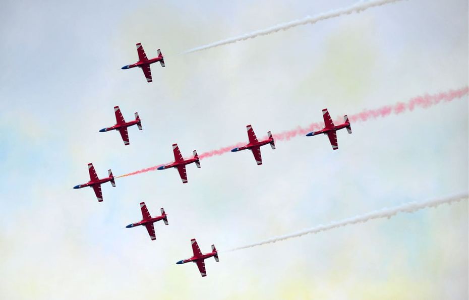 赤橙黃綠青藍(lán)紫，長(zhǎng)空雄鷹呈英豪！