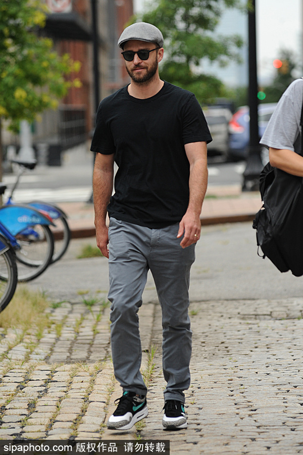 “賈老板”賈斯汀·汀布萊克出街 墨鏡加貝雷帽壓頭低調現身