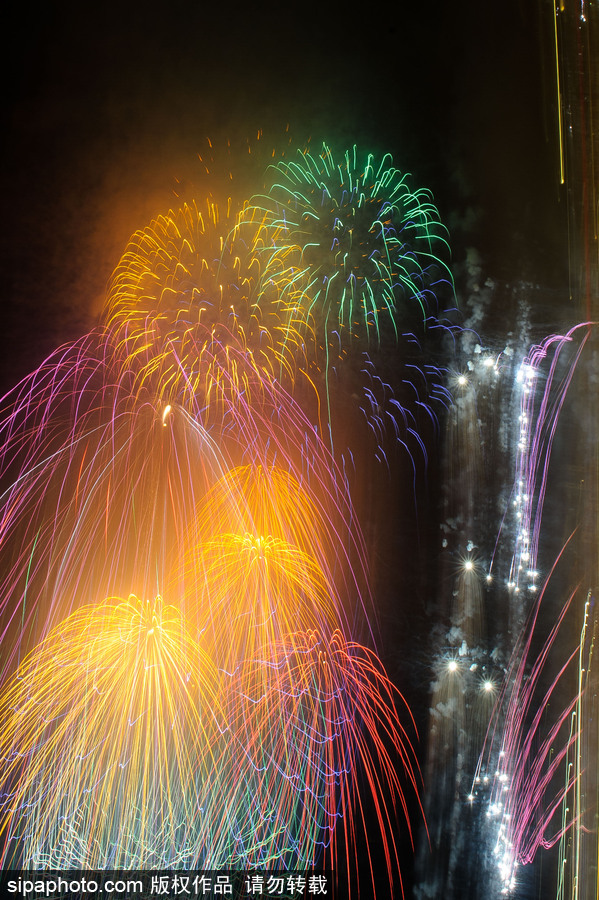 西班牙圣塞巴斯蒂安盛大煙火點亮夜空 璀璨絕美