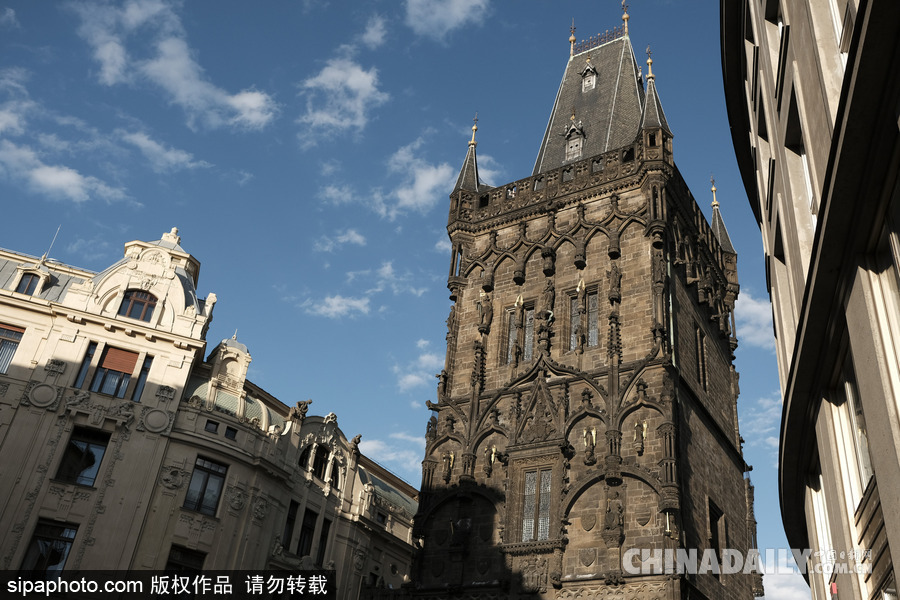 走進(jìn)捷克布拉格舊城廣場(chǎng) 巴洛克式建筑別具風(fēng)情