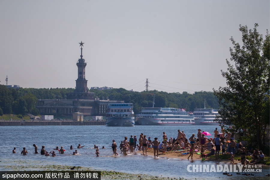 莫斯科民眾享受日光浴水邊消暑 享受夏日休閑時光
