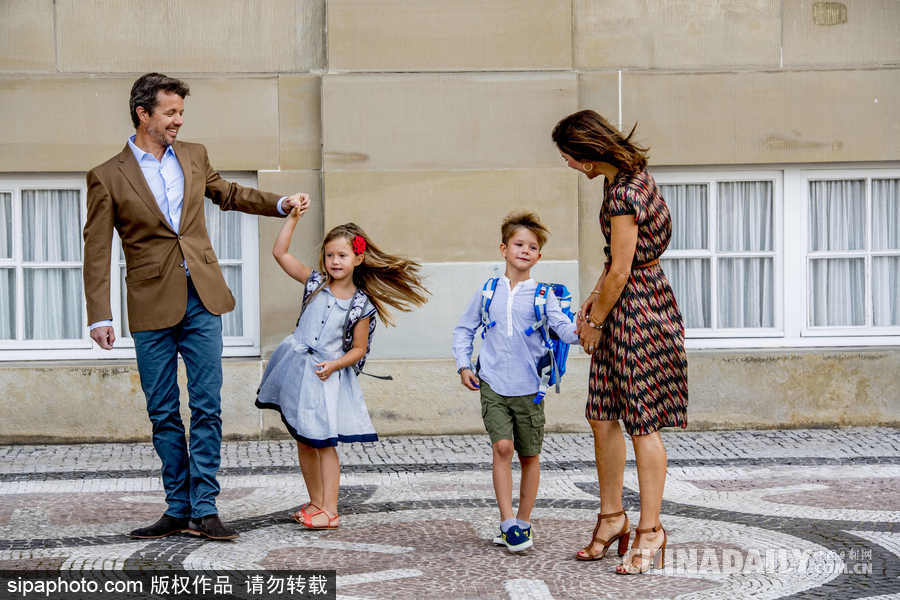 丹麥王儲龍鳳胎兒女迎來入學(xué)日 小王子神情“哀傷”小公主興奮雀躍