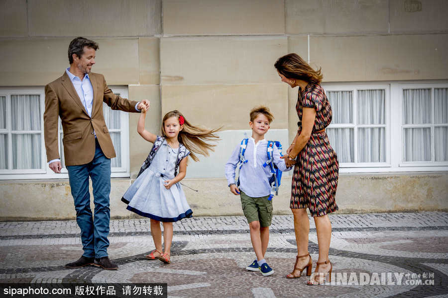 丹麥王儲龍鳳胎兒女迎來入學日 小王子神情“哀傷”小公主興奮雀躍